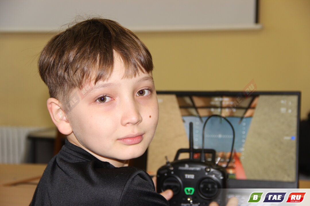 Юные гайчане учатся пилотированию дронов