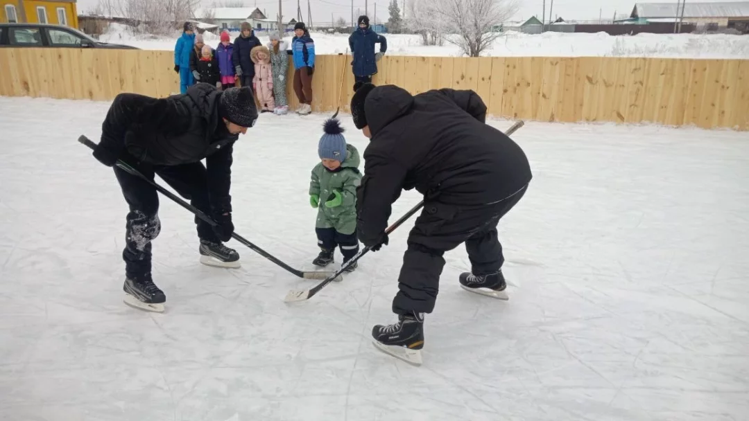 Своими руками жители Банного построили корт