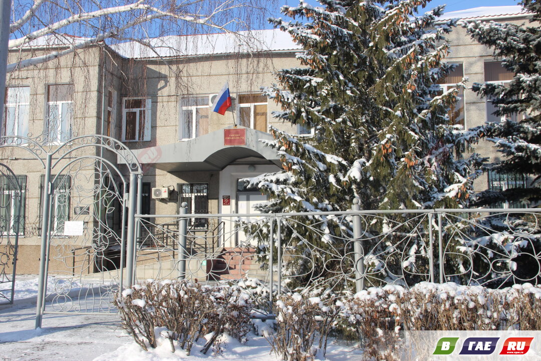 Подросток получил перелом руки на футбольном поле. Родители обратились в суд