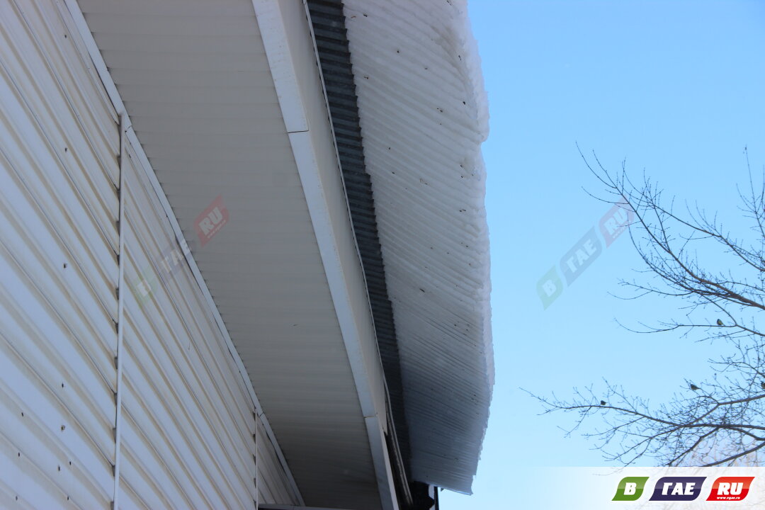 Поднимайте глаза вверх: может обрушиться сползающий снег