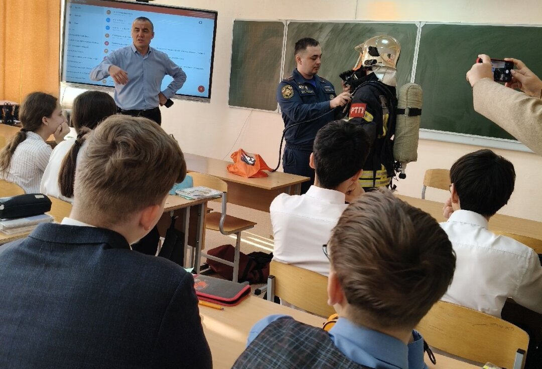 Сотрудники МЧС России на страже безопасности детей Сотрудники МЧС России на страже безопасности детей