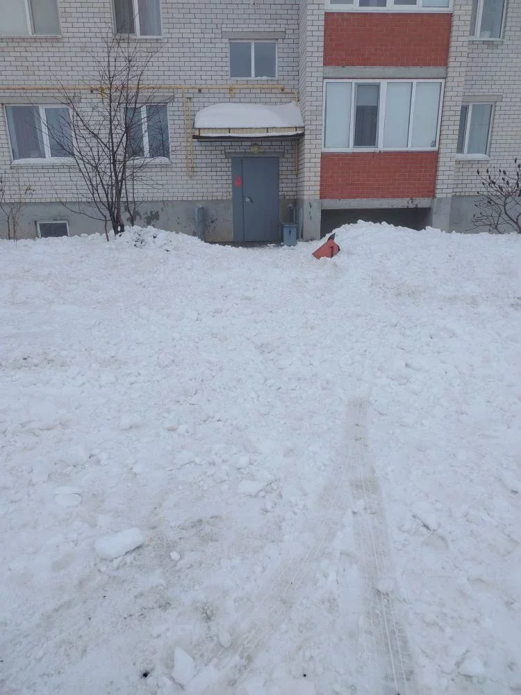 Тонны снега сошли с крыши. Заблокирован проезд. Жертв нет