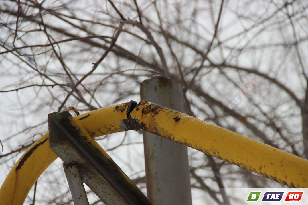 «ЧП» на ул. Строителей. Тонны льда рухнули с крыши и разломили газовую трубу