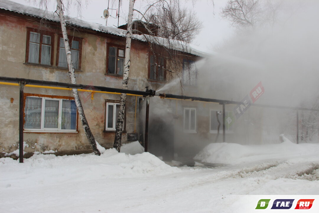 Ледяная лавина с крыши проломила теплотрассу. В квартале - «парная баня»