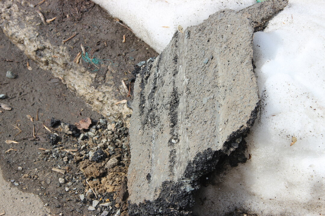 Снег счищали вместе с асфальтом