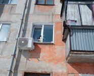 Кошка застряла в окне. UPD: Все в порядке