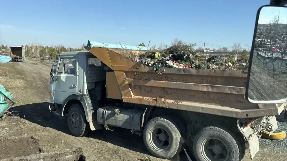 На городском кладбище наводят порядок