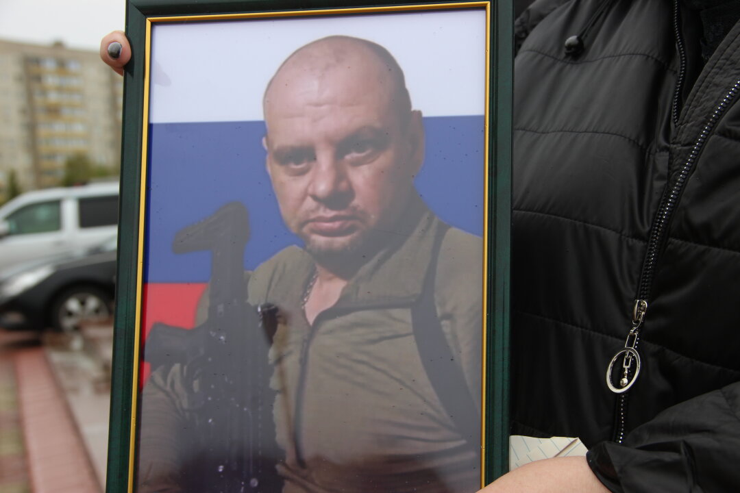 На территории кафедрального собора состоялась траурная церемония прощания с погибшим воином