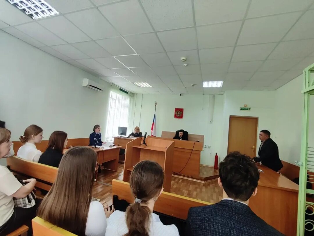 Судом проведена работа со школьниками