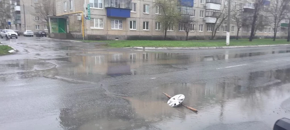 Опасная дорожная ловушка на ул. Декабристов скрыта под водой