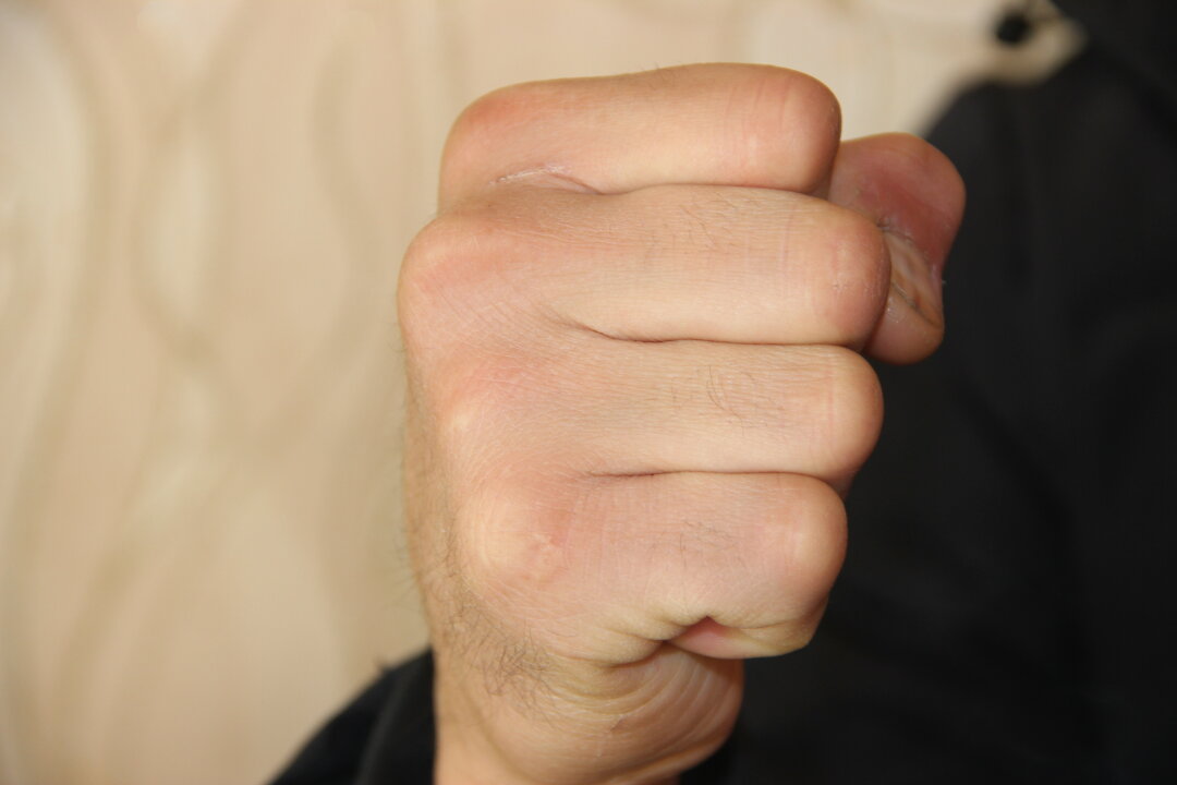 Покупатель ударил продавца кулаком по щеке