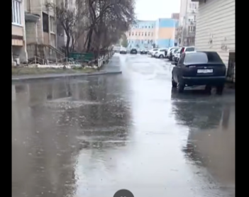 Дом затапливает дождевая вода. Жильцы дождю не рады